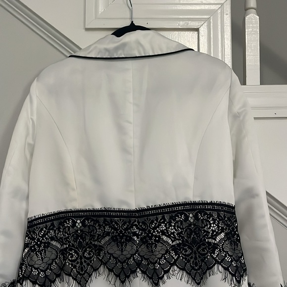 Elegant White and Black Lace Women's Coat - Picture 9 of 10